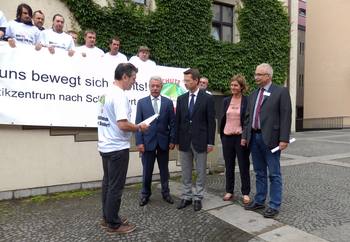 Unterschriftenübergabe am Rathaus Schweinfurt